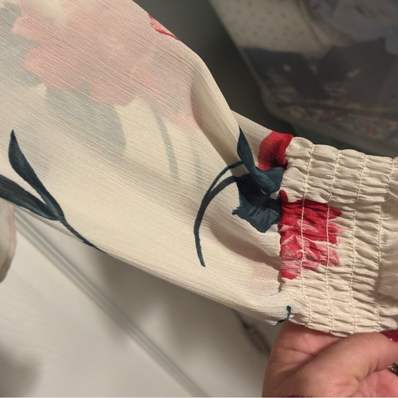 😍Torrid Cream and Red Floral Button-Down Blouse Size 1X - Picture 3 of 7